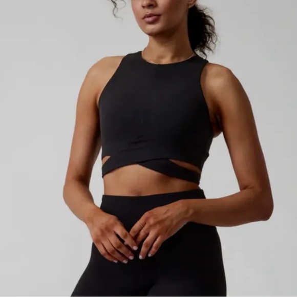 Athleta Tops - Athleta Conscious Cut Out Crop D-DD Size M Black NWT